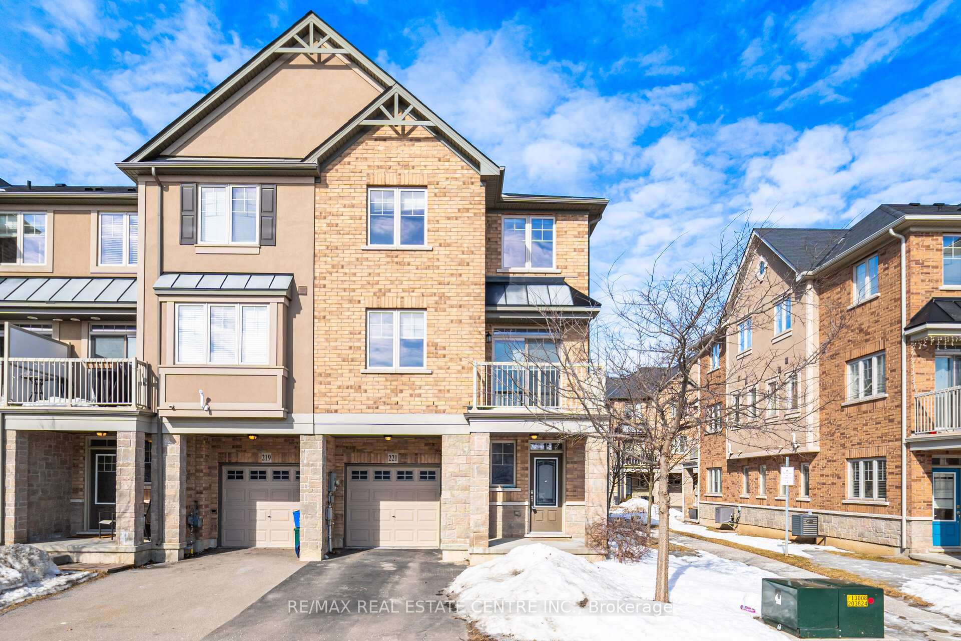 Photo 1 of 221 Westbank Trail, Hamilton, Stoney Creek — HOMEH