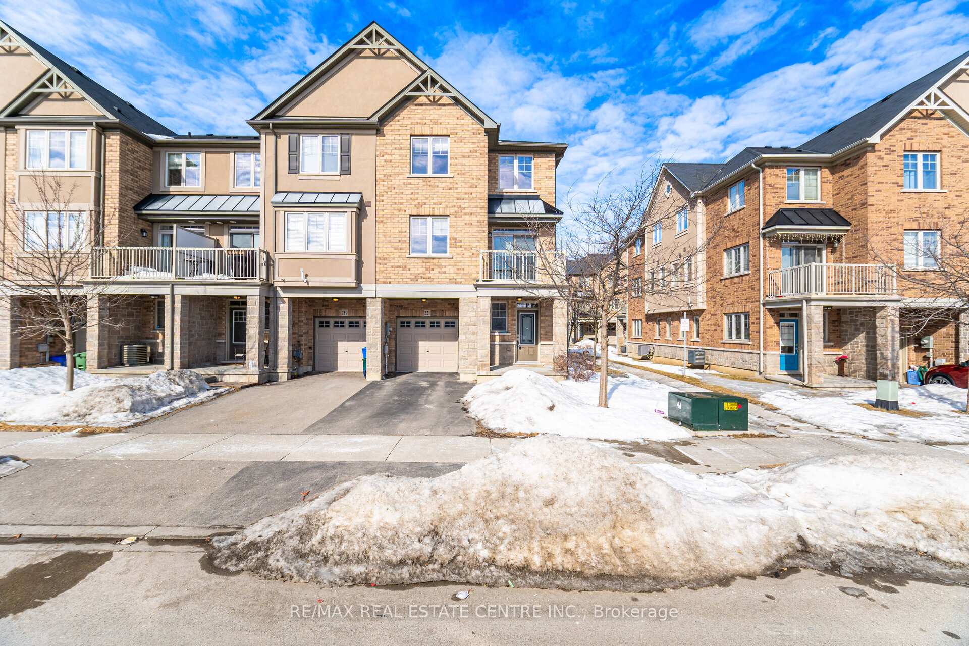Photo 2 of 221 Westbank Trail, Hamilton, Stoney Creek — HOMEH