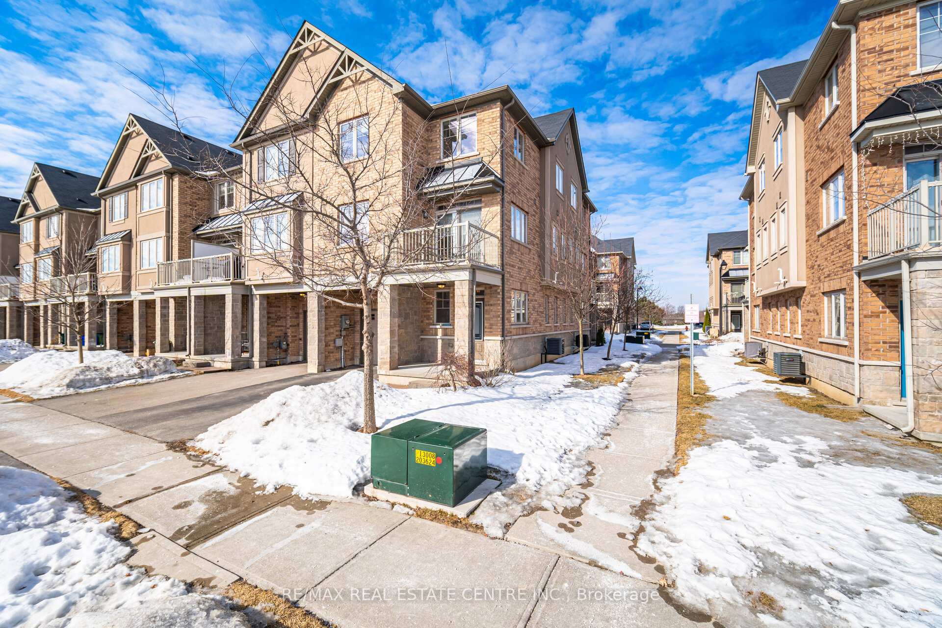 Photo 3 of 221 Westbank Trail, Hamilton, Stoney Creek — HOMEH