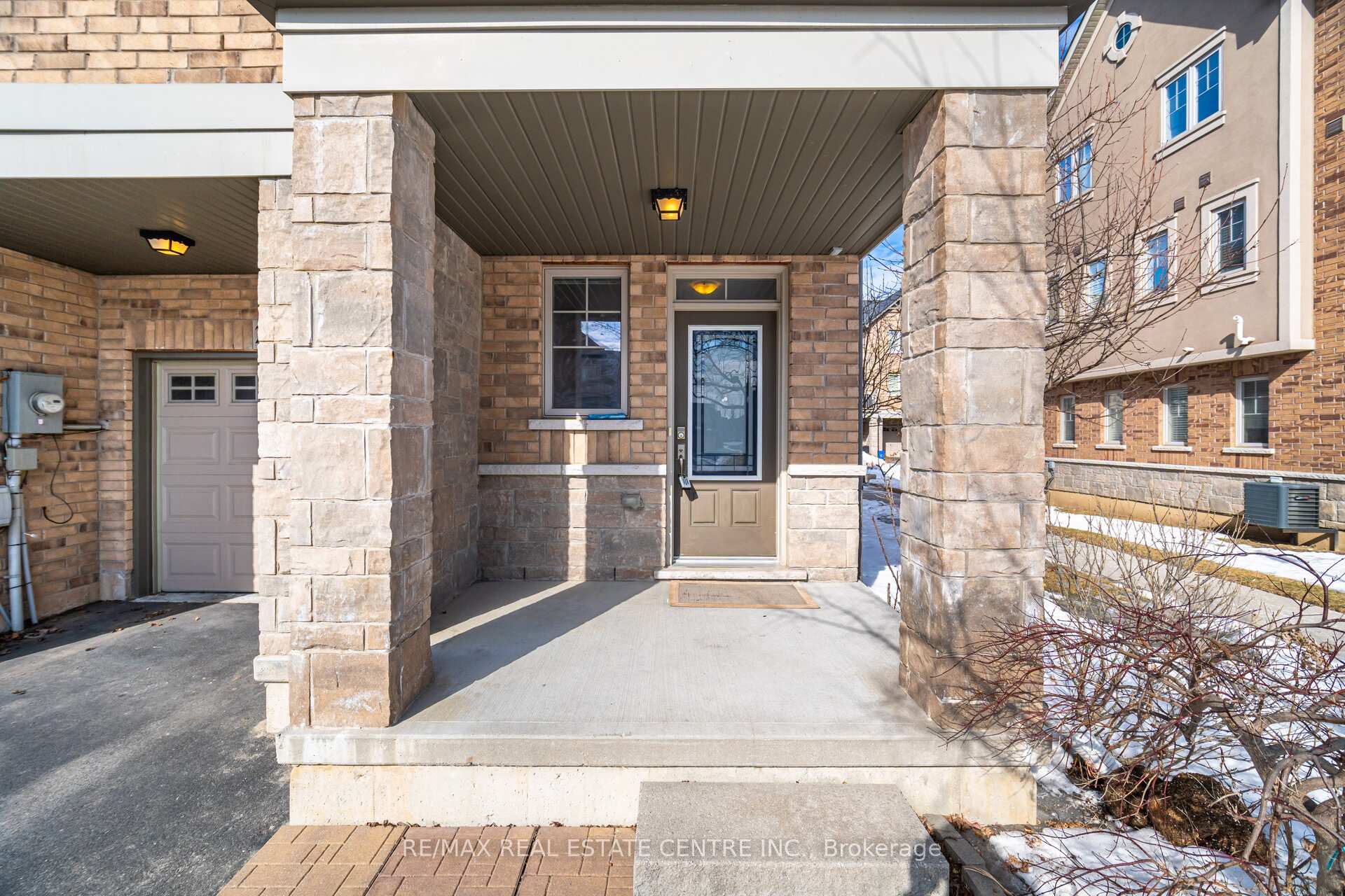 Photo 4 of 221 Westbank Trail, Hamilton, Stoney Creek — HOMEH