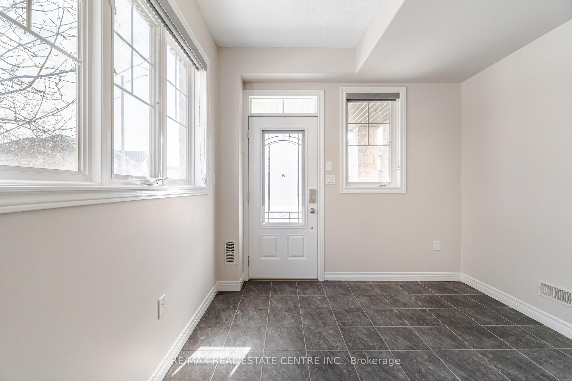 Photo 5 of 221 Westbank Trail, Hamilton, Stoney Creek — HOMEH