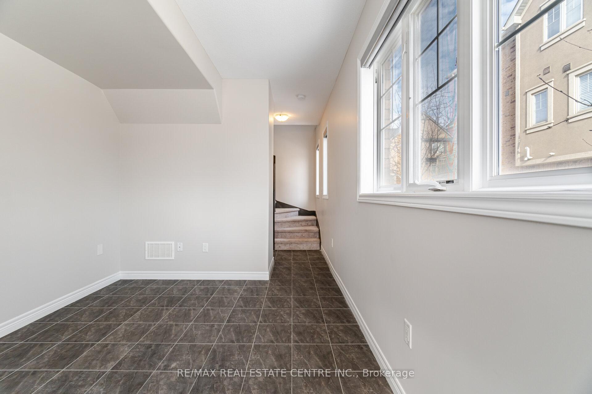 Photo 6 of 221 Westbank Trail, Hamilton, Stoney Creek — HOMEH