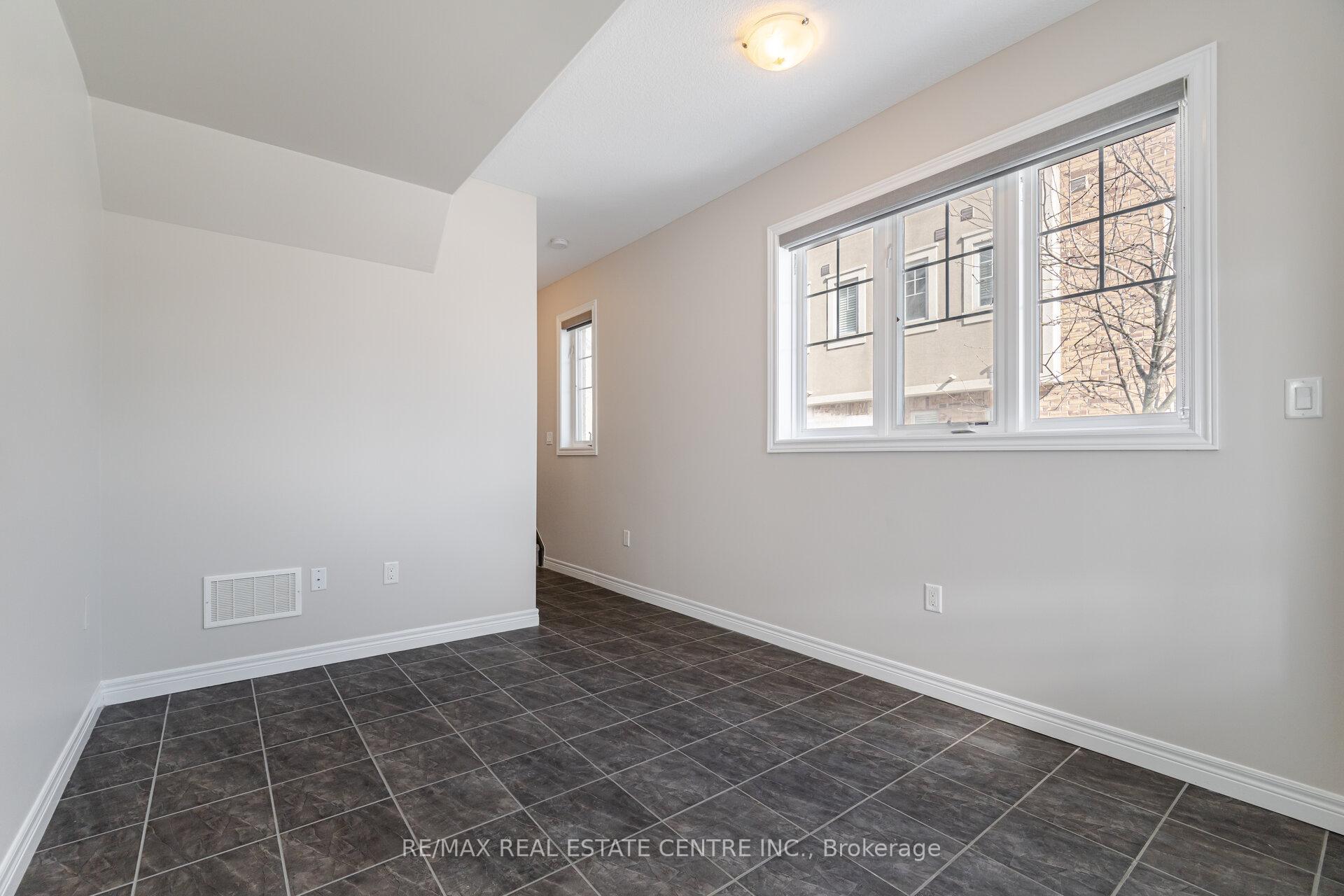 Photo 39 of 221 Westbank Trail, Hamilton, Stoney Creek — HOMEH