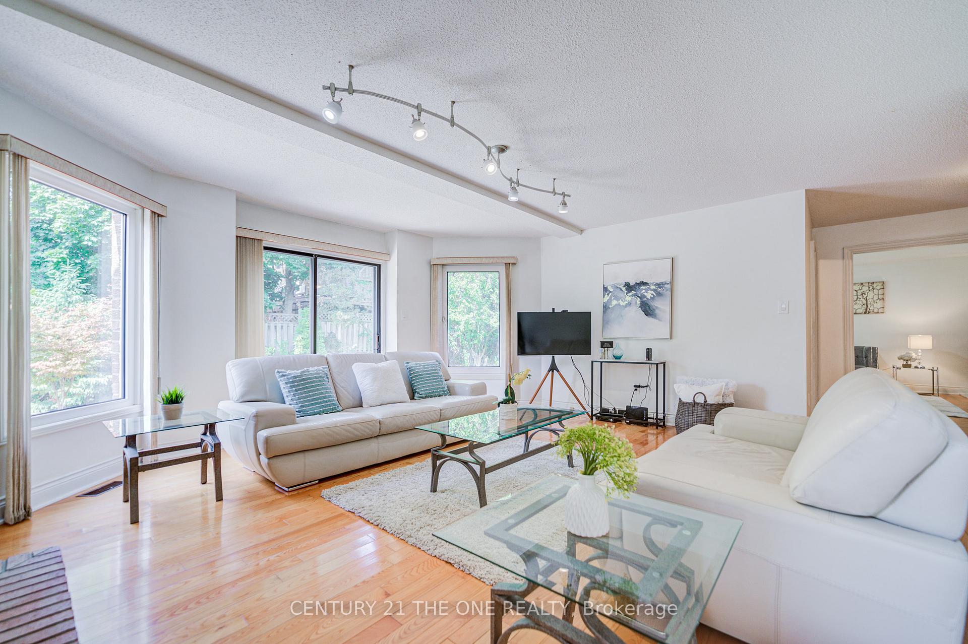 Photo 8 of 35 Ambleside Crescent, Markham, Unionville — HOMEH