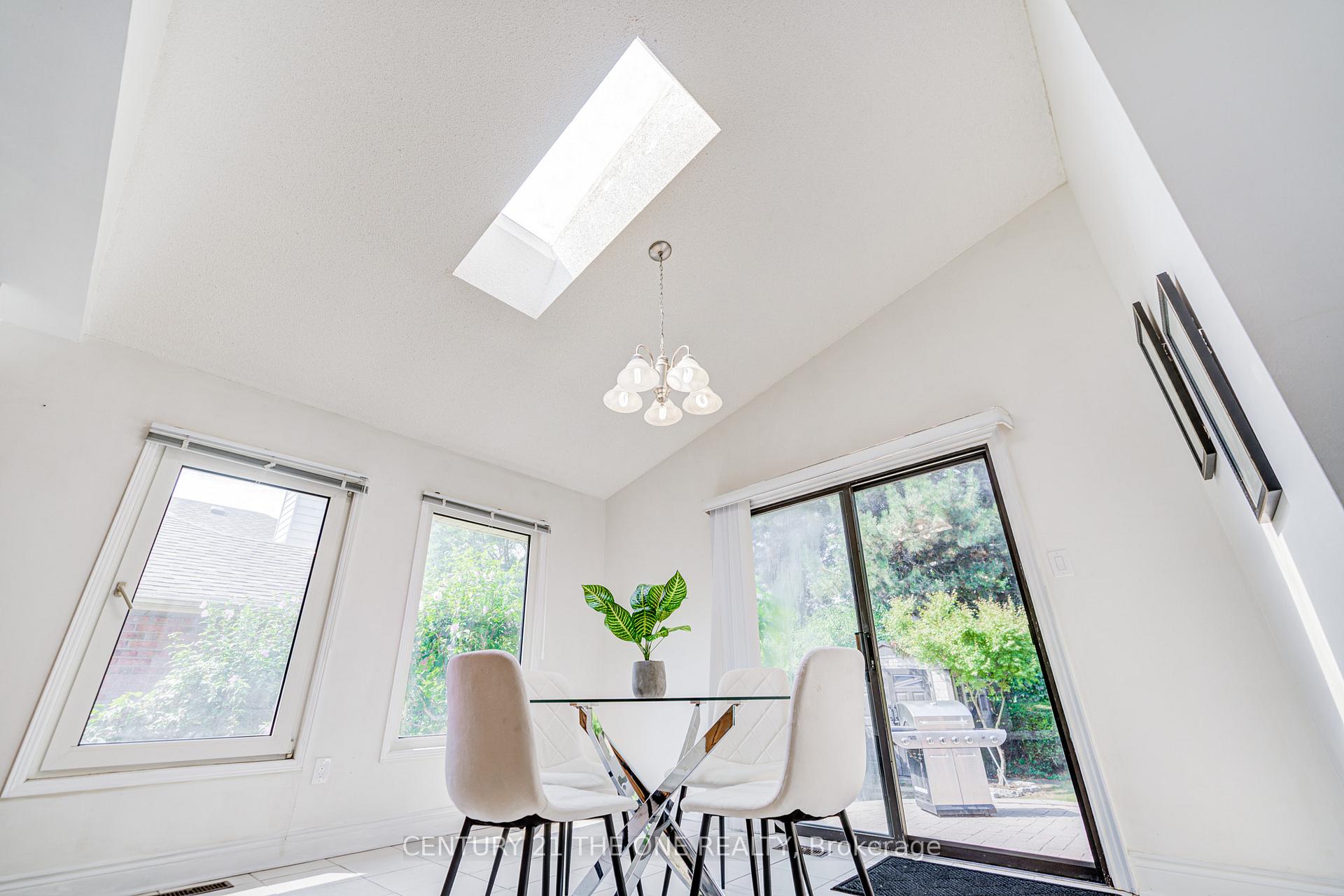 Photo 10 of 35 Ambleside Crescent, Markham, Unionville — HOMEH