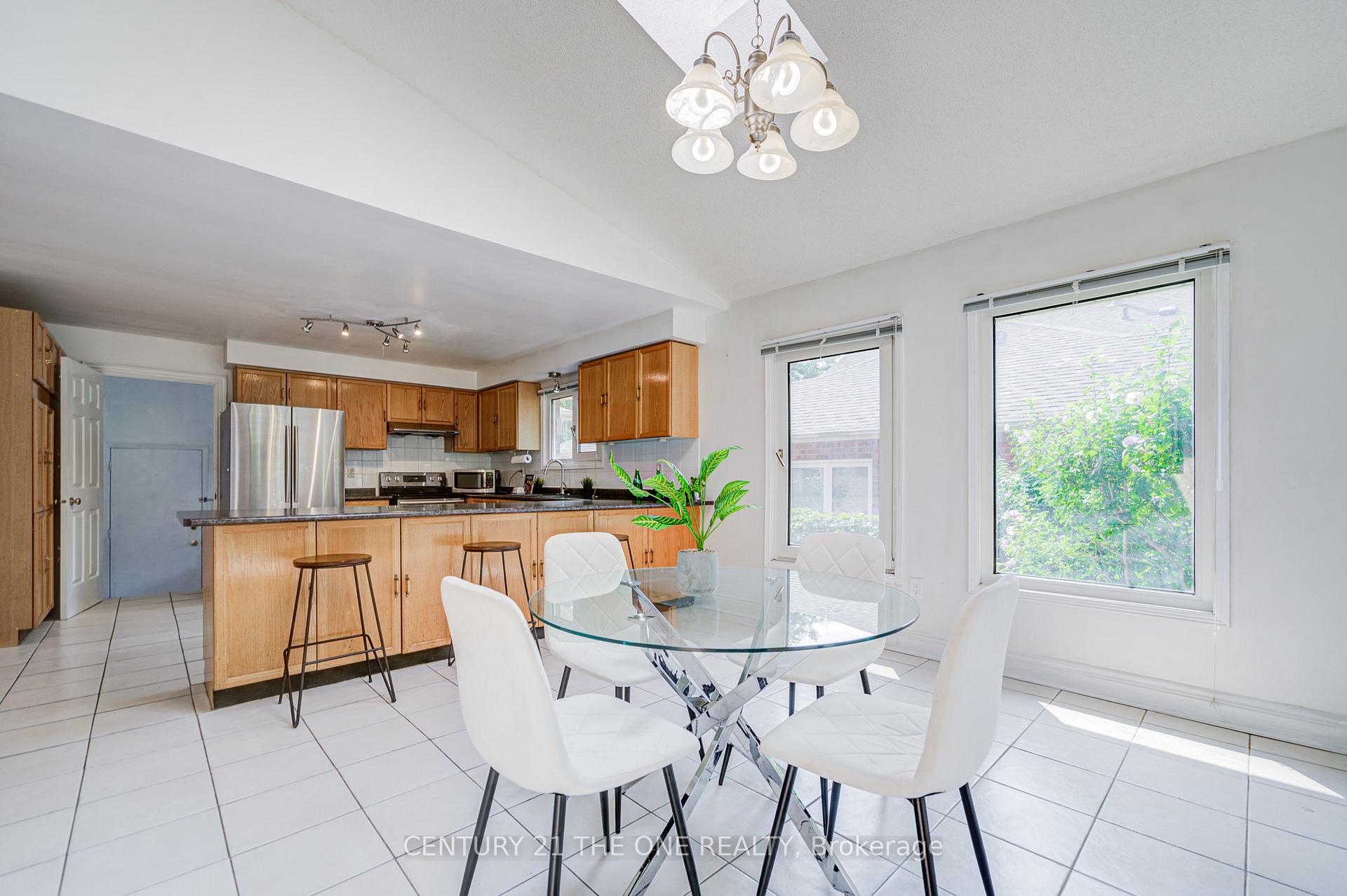 Photo 11 of 35 Ambleside Crescent, Markham, Unionville — HOMEH