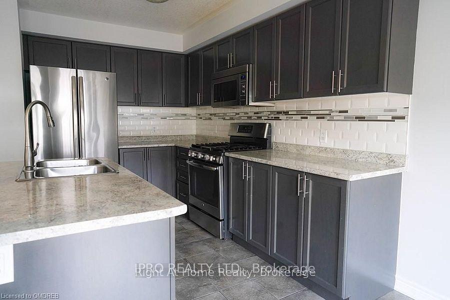 Photo 4 of 10 Bloom Crescent, Hamilton, Rural Glanbrook — HOMEH
