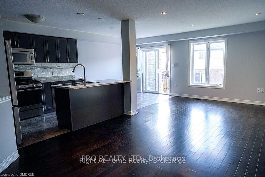 Photo 5 of 10 Bloom Crescent, Hamilton, Rural Glanbrook — HOMEH