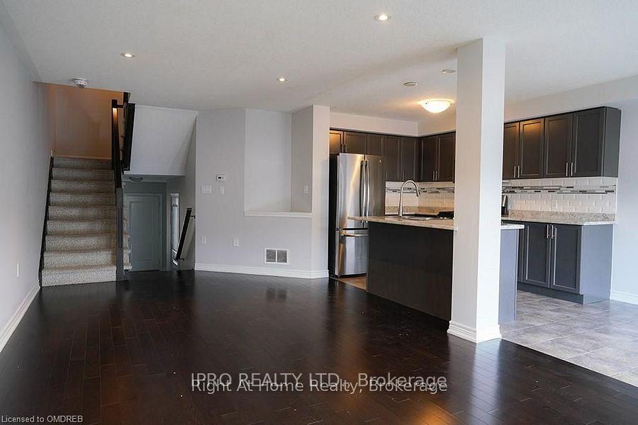Photo 6 of 10 Bloom Crescent, Hamilton, Rural Glanbrook — HOMEH