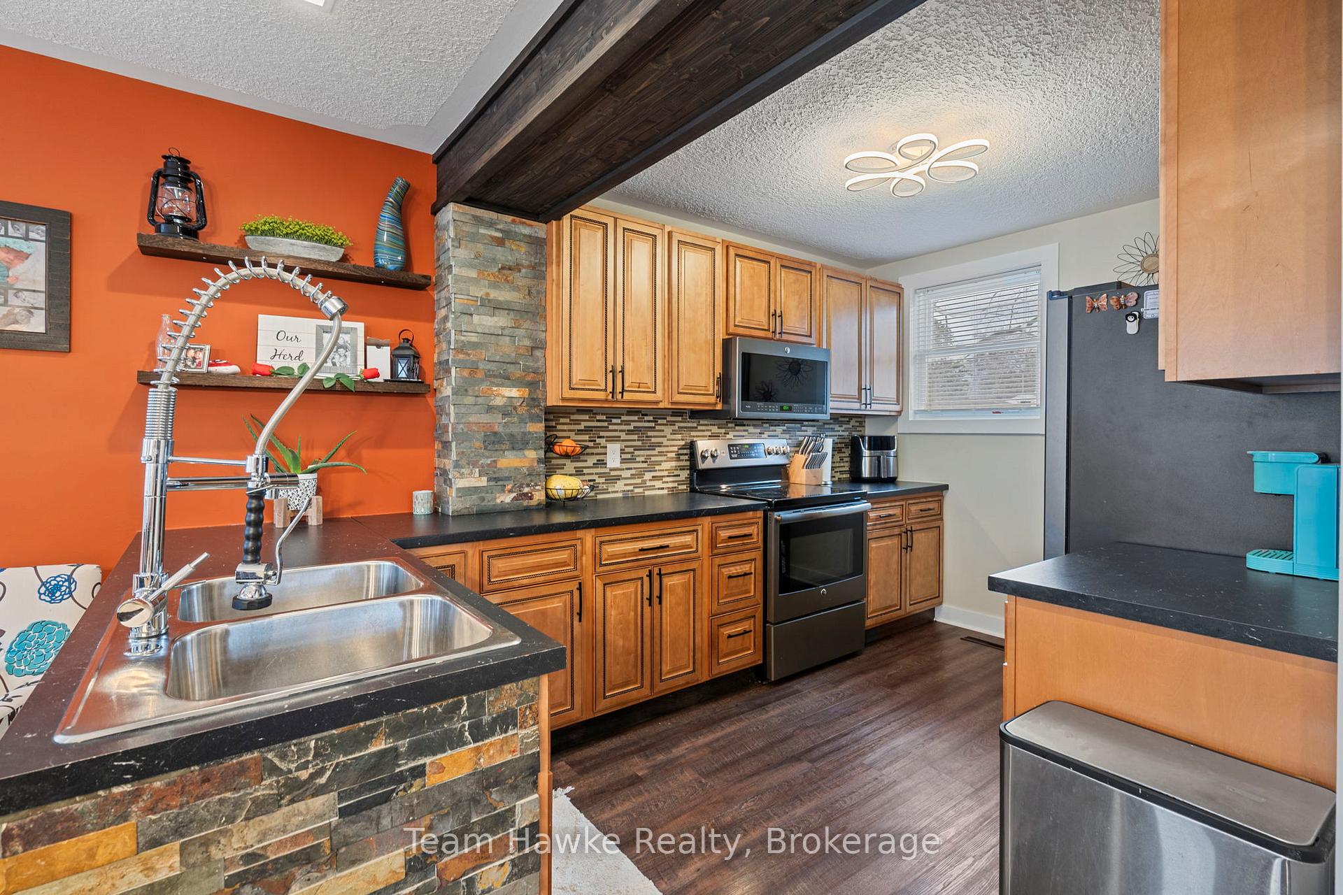 Photo 9 of 475 Colborne Street, Midland — HOMEH