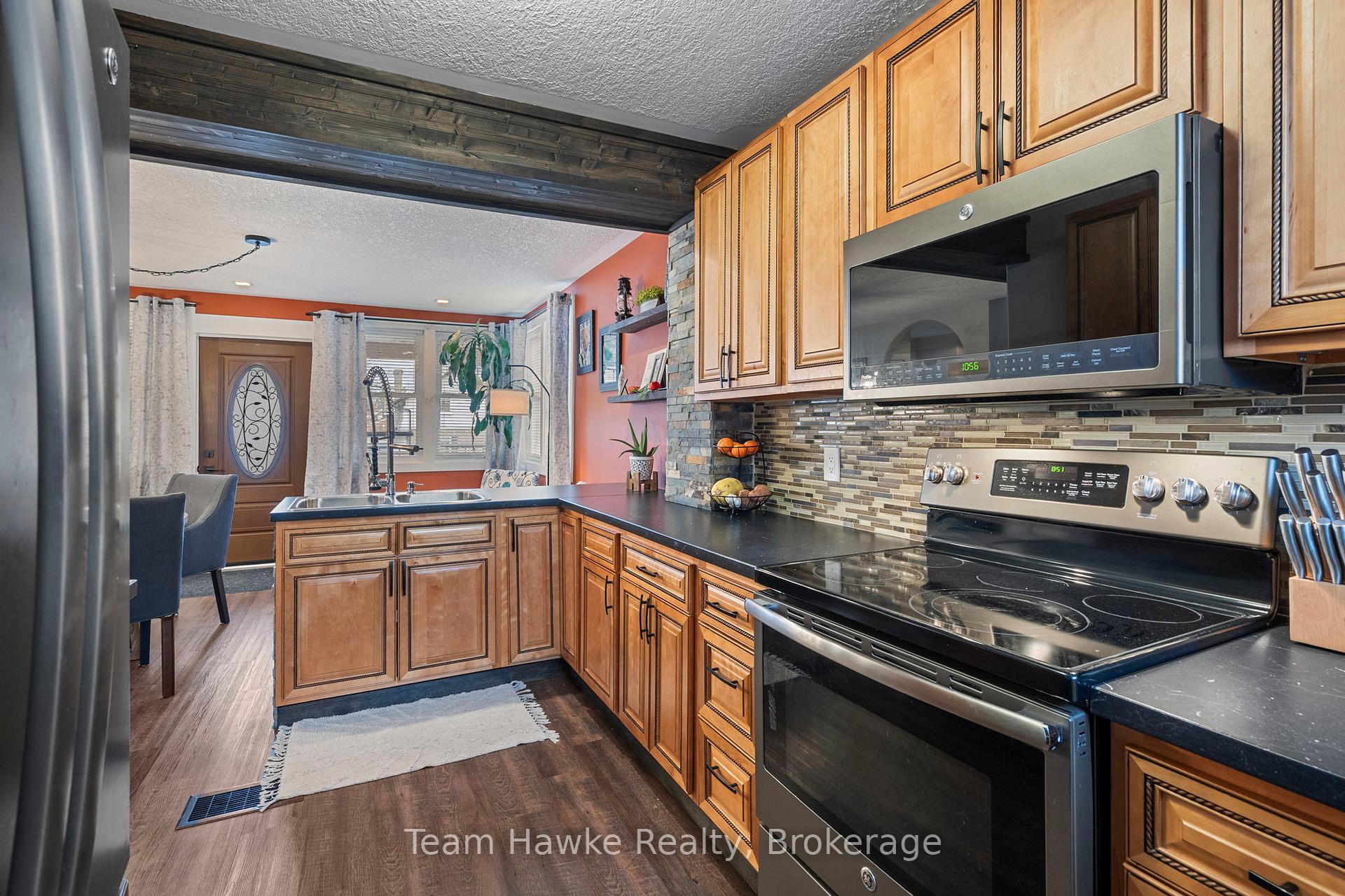 Photo 11 of 475 Colborne Street, Midland — HOMEH