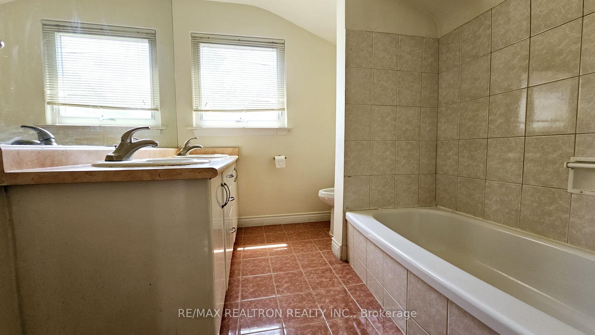 Photo 10 of 31 Ramona Boulevard, Markham, Markham Village — HOMEH