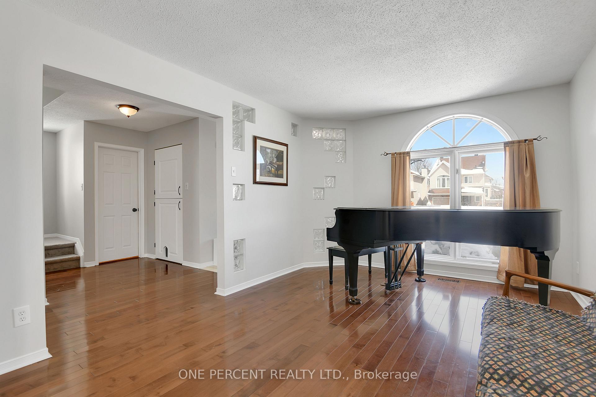 Photo 7 of 64 Silver Horse Crescent, Ottawa, Kanata - Bridlewood — HOMEH