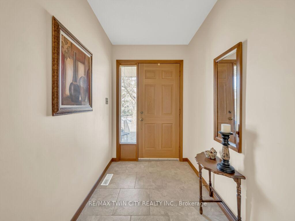 Photo 4 of 10 Dunnington Court, Kitchener — HOMEH