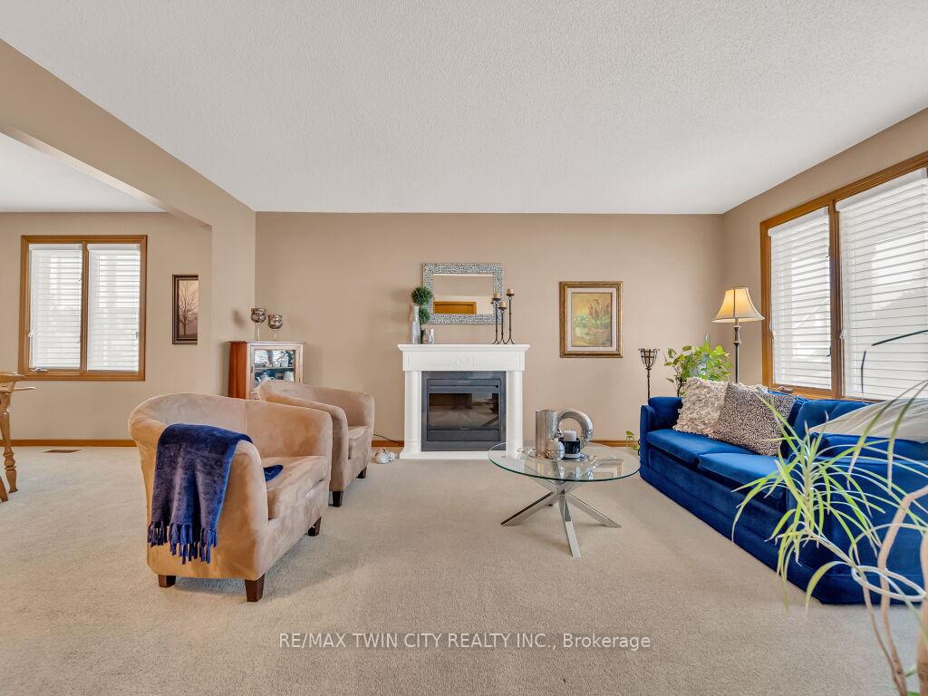 Photo 5 of 10 Dunnington Court, Kitchener — HOMEH