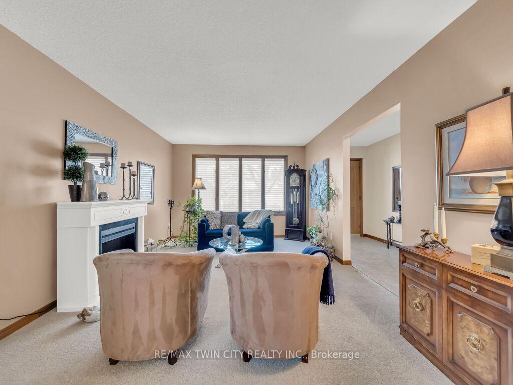 Photo 6 of 10 Dunnington Court, Kitchener — HOMEH