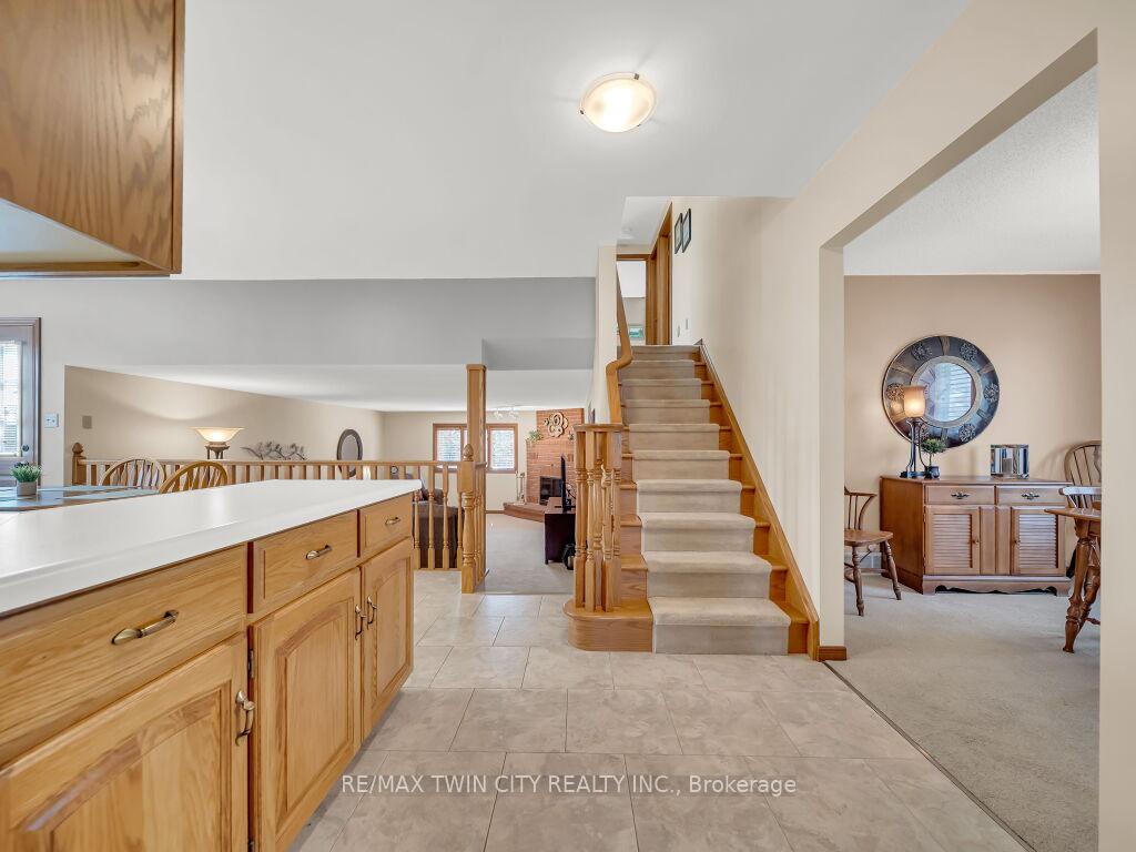 Photo 9 of 10 Dunnington Court, Kitchener — HOMEH