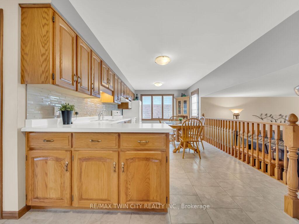 Photo 11 of 10 Dunnington Court, Kitchener — HOMEH