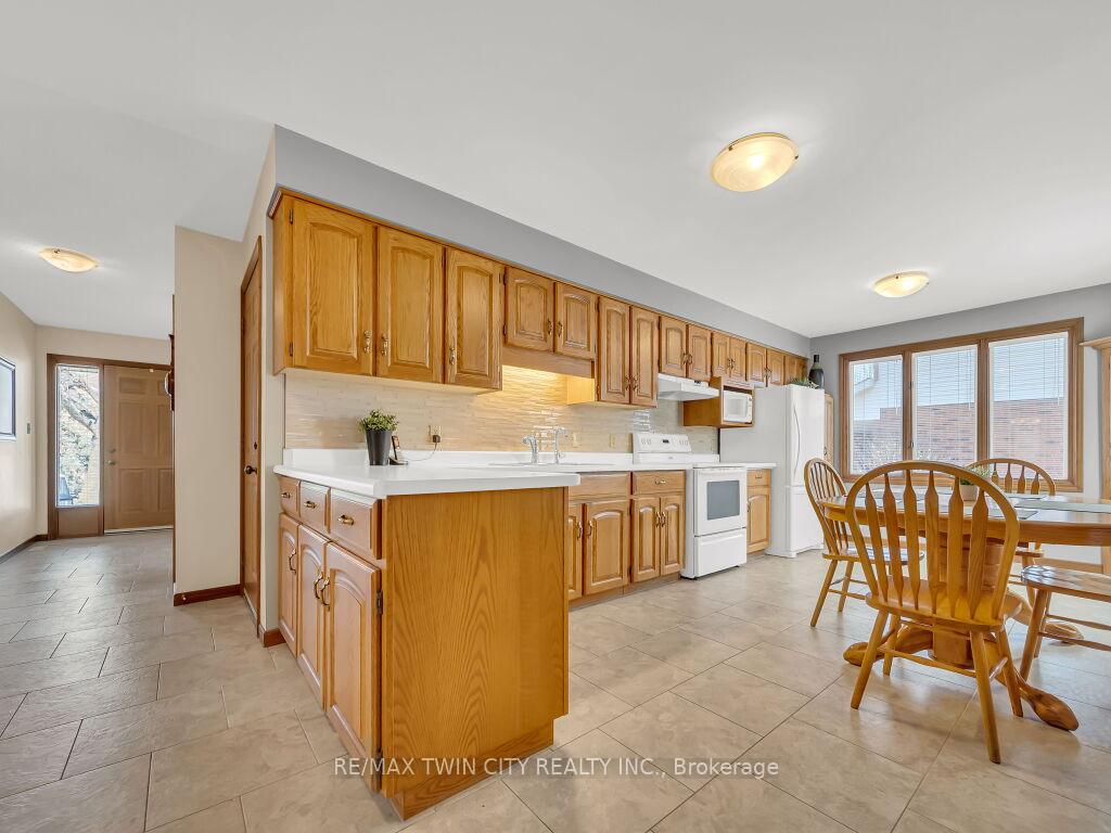 Photo 12 of 10 Dunnington Court, Kitchener — HOMEH