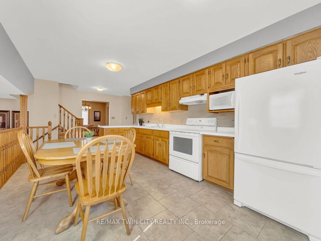 Photo 13 of 10 Dunnington Court, Kitchener — HOMEH