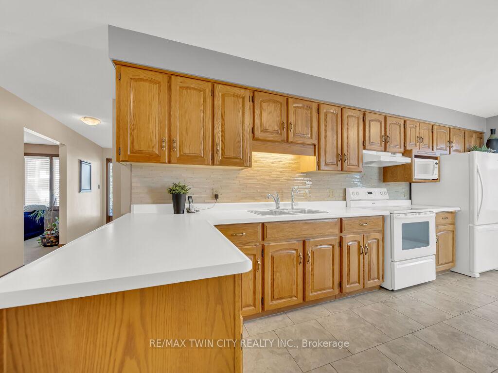 Photo 14 of 10 Dunnington Court, Kitchener — HOMEH