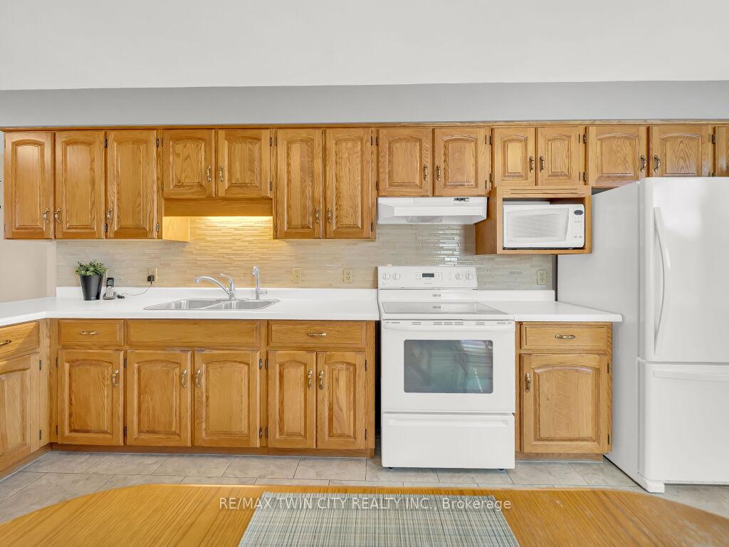 Photo 17 of 10 Dunnington Court, Kitchener — HOMEH