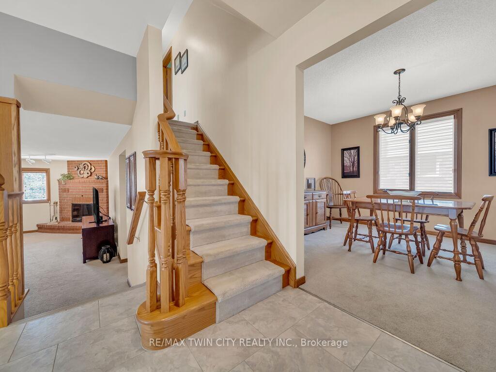 Photo 19 of 10 Dunnington Court, Kitchener — HOMEH