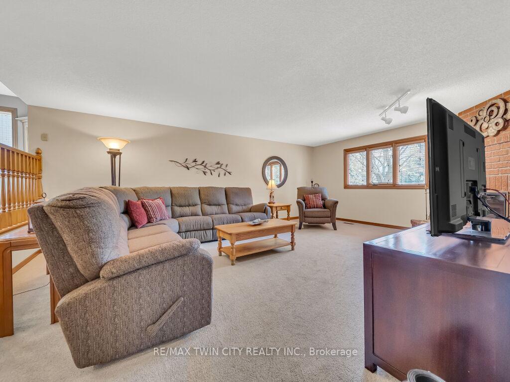 Photo 20 of 10 Dunnington Court, Kitchener — HOMEH