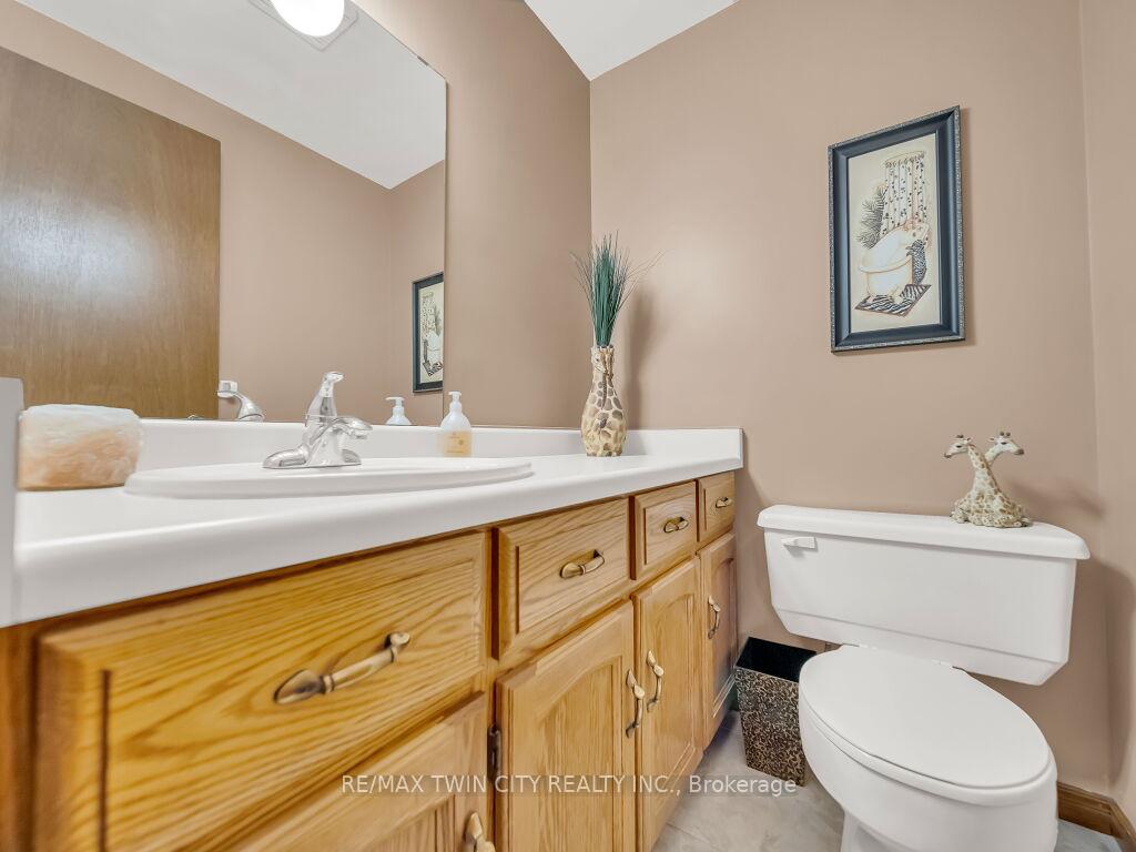 Photo 24 of 10 Dunnington Court, Kitchener — HOMEH