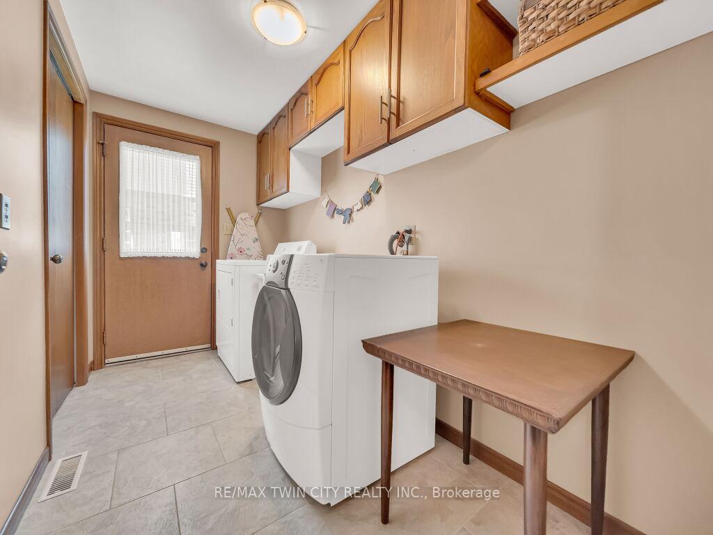 Photo 25 of 10 Dunnington Court, Kitchener — HOMEH