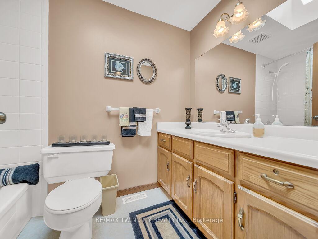 Photo 26 of 10 Dunnington Court, Kitchener — HOMEH