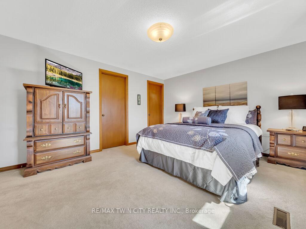 Photo 28 of 10 Dunnington Court, Kitchener — HOMEH