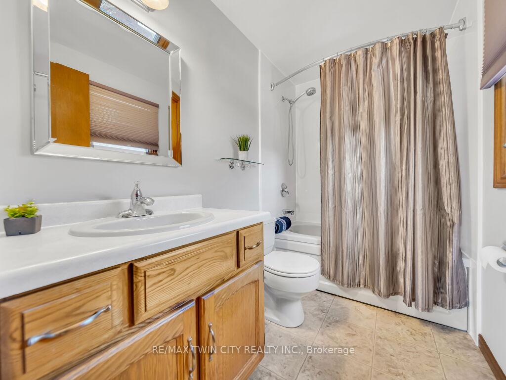 Photo 30 of 10 Dunnington Court, Kitchener — HOMEH