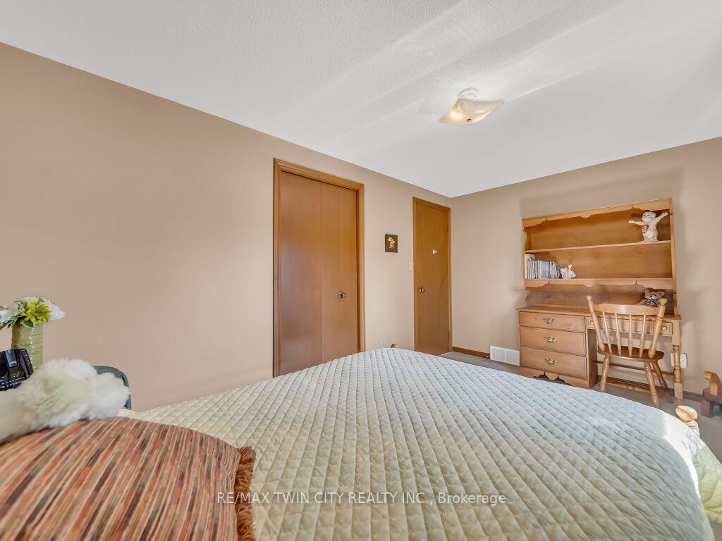 Photo 32 of 10 Dunnington Court, Kitchener — HOMEH