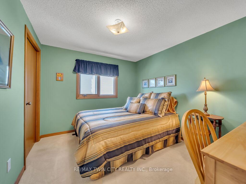 Photo 33 of 10 Dunnington Court, Kitchener — HOMEH