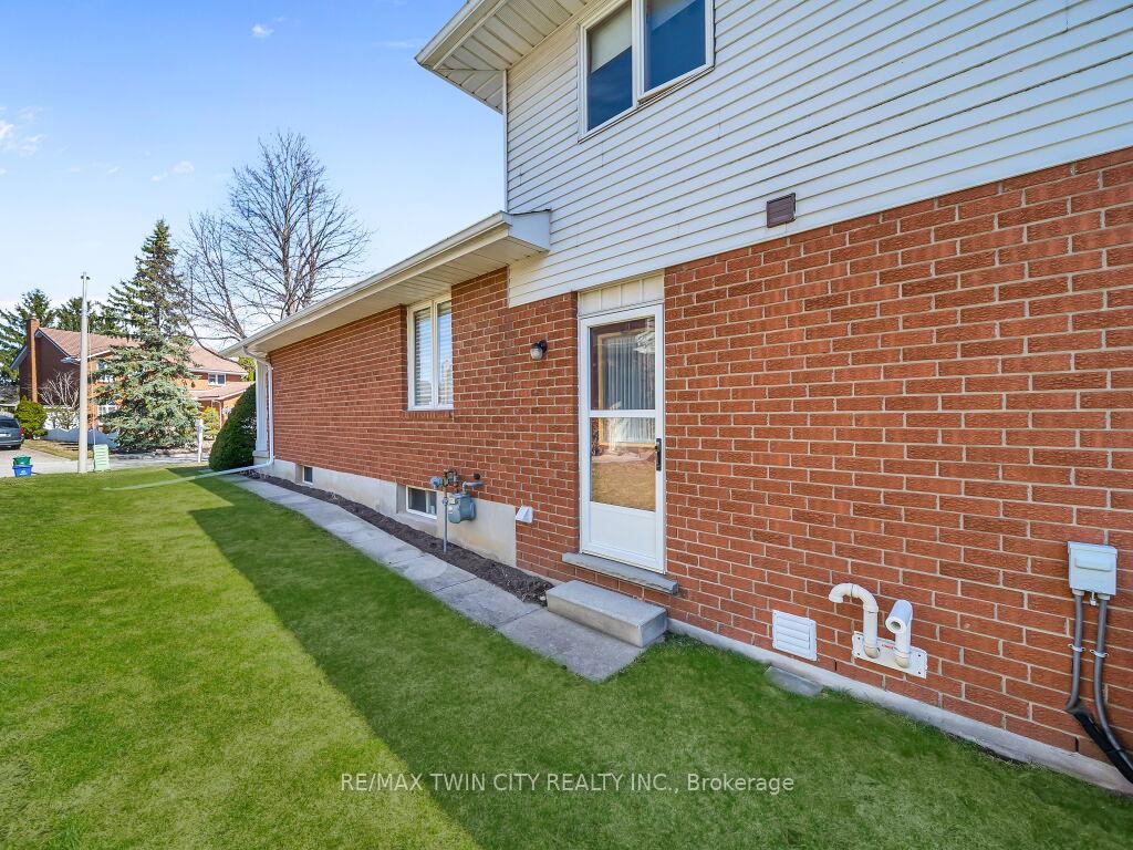 Photo 35 of 10 Dunnington Court, Kitchener — HOMEH