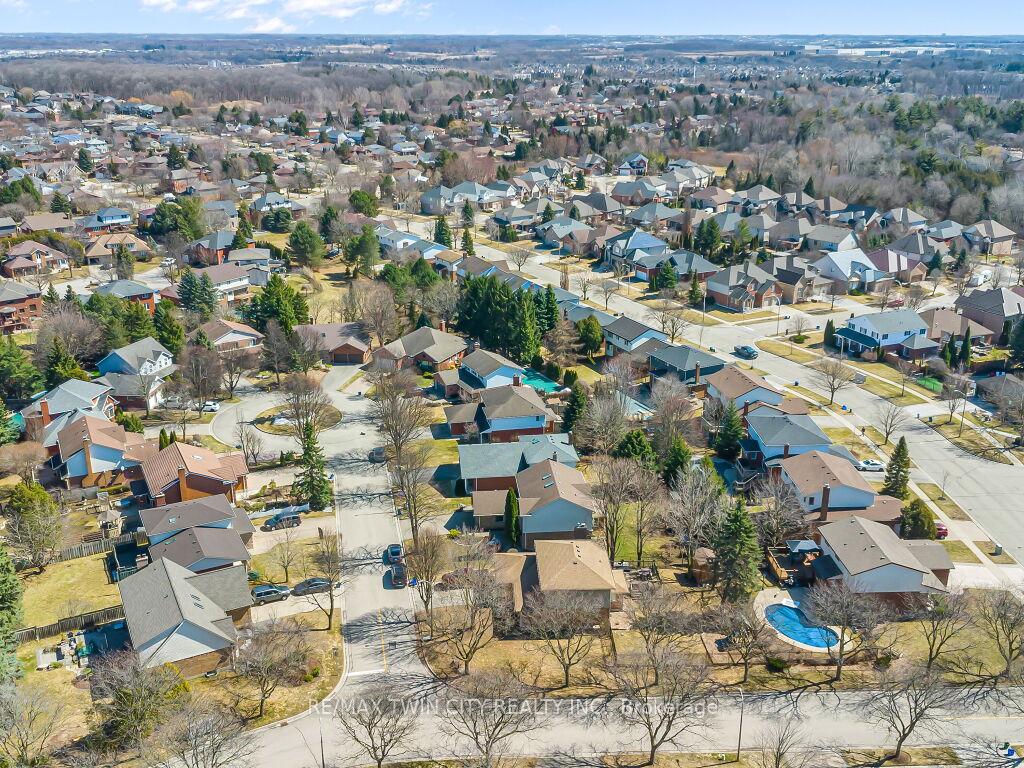 Photo 39 of 10 Dunnington Court, Kitchener — HOMEH