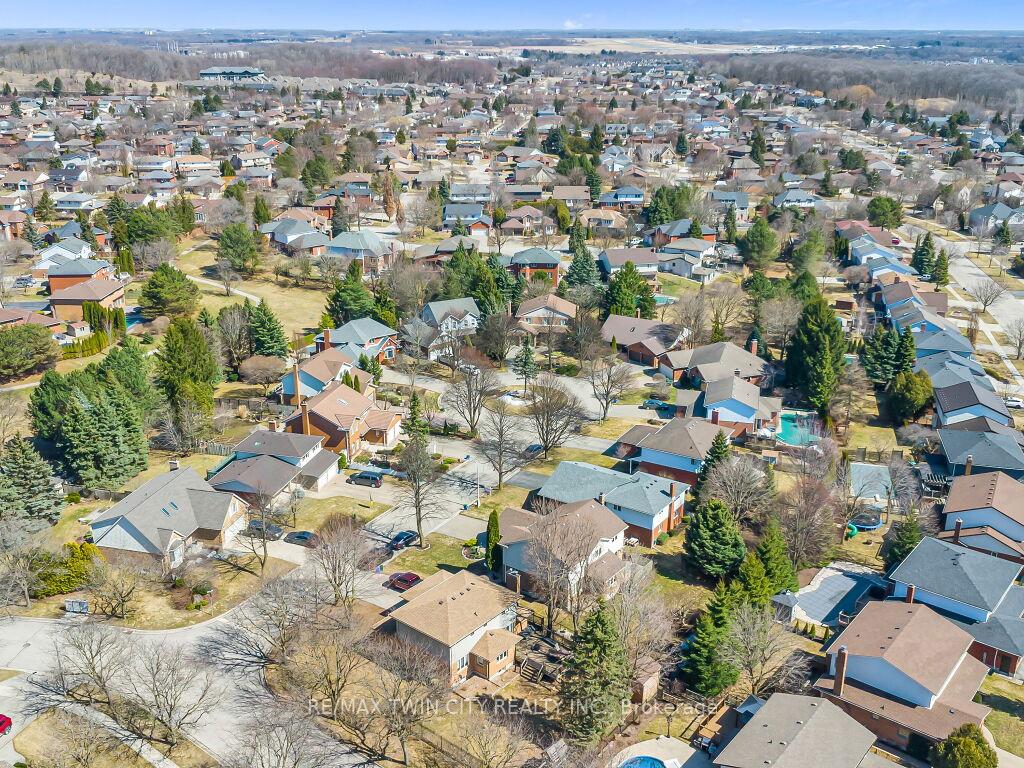 Photo 40 of 10 Dunnington Court, Kitchener — HOMEH