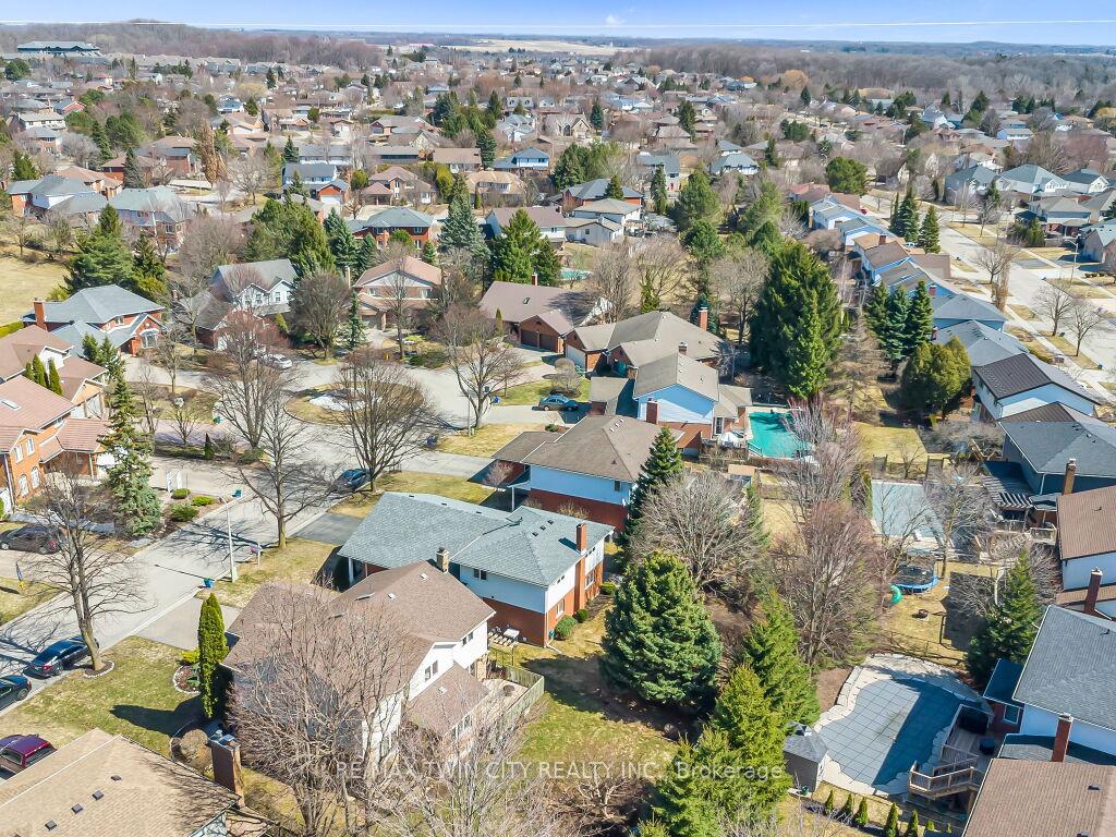 Photo 41 of 10 Dunnington Court, Kitchener — HOMEH
