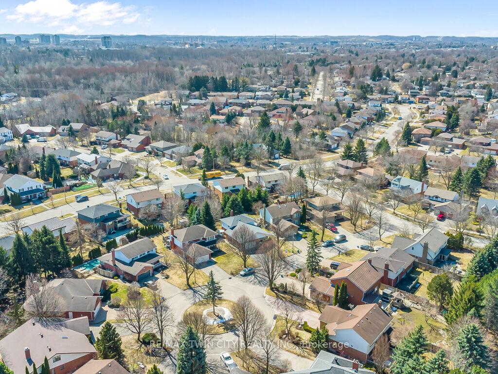 Photo 42 of 10 Dunnington Court, Kitchener — HOMEH