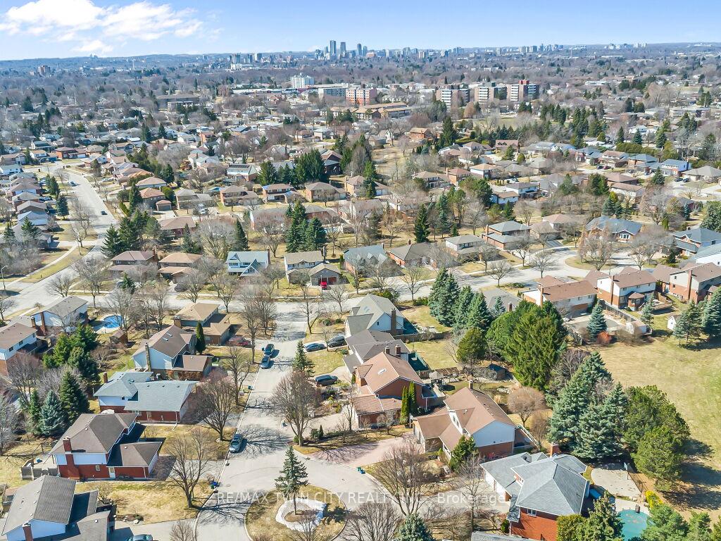 Photo 43 of 10 Dunnington Court, Kitchener — HOMEH