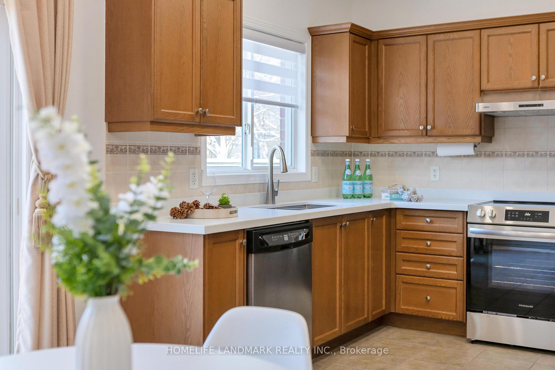 Photo 16 of 261 Waterbend Crescent, Kitchener — HOMEH