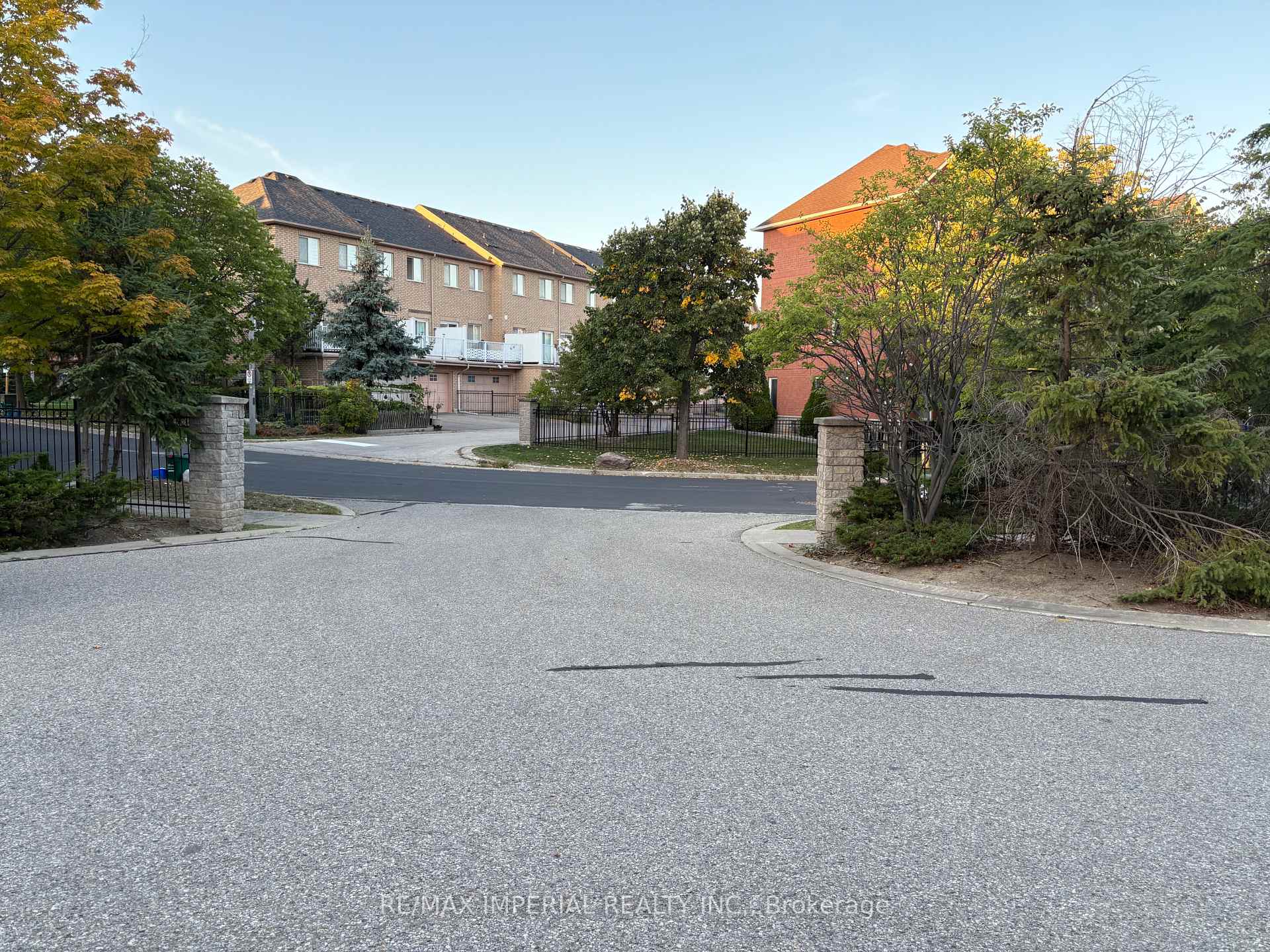 Photo 2 of 90 Leitchcroft Crescent, Markham, Commerce Valley — HOMEH