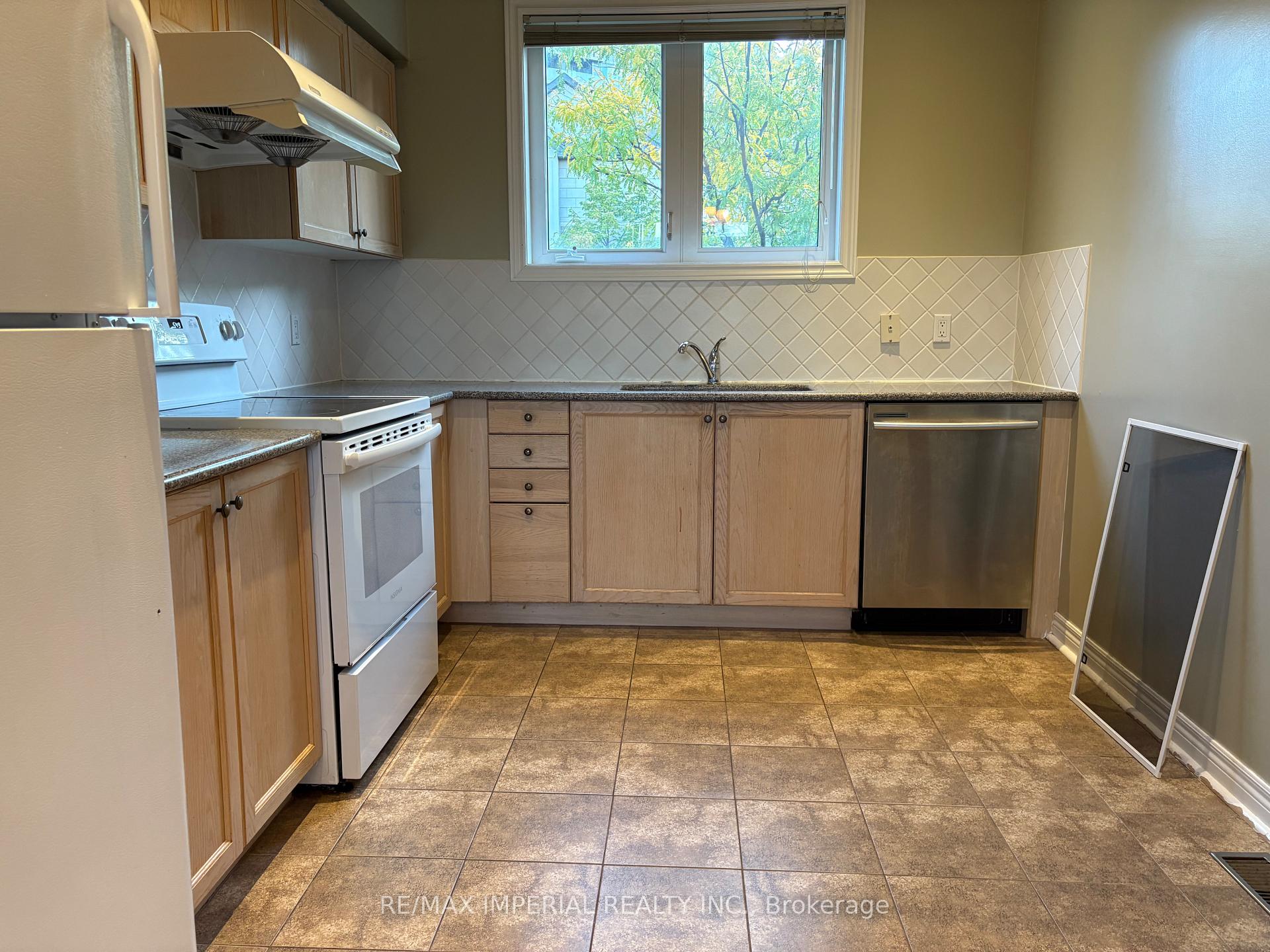 Photo 8 of 90 Leitchcroft Crescent, Markham, Commerce Valley — HOMEH