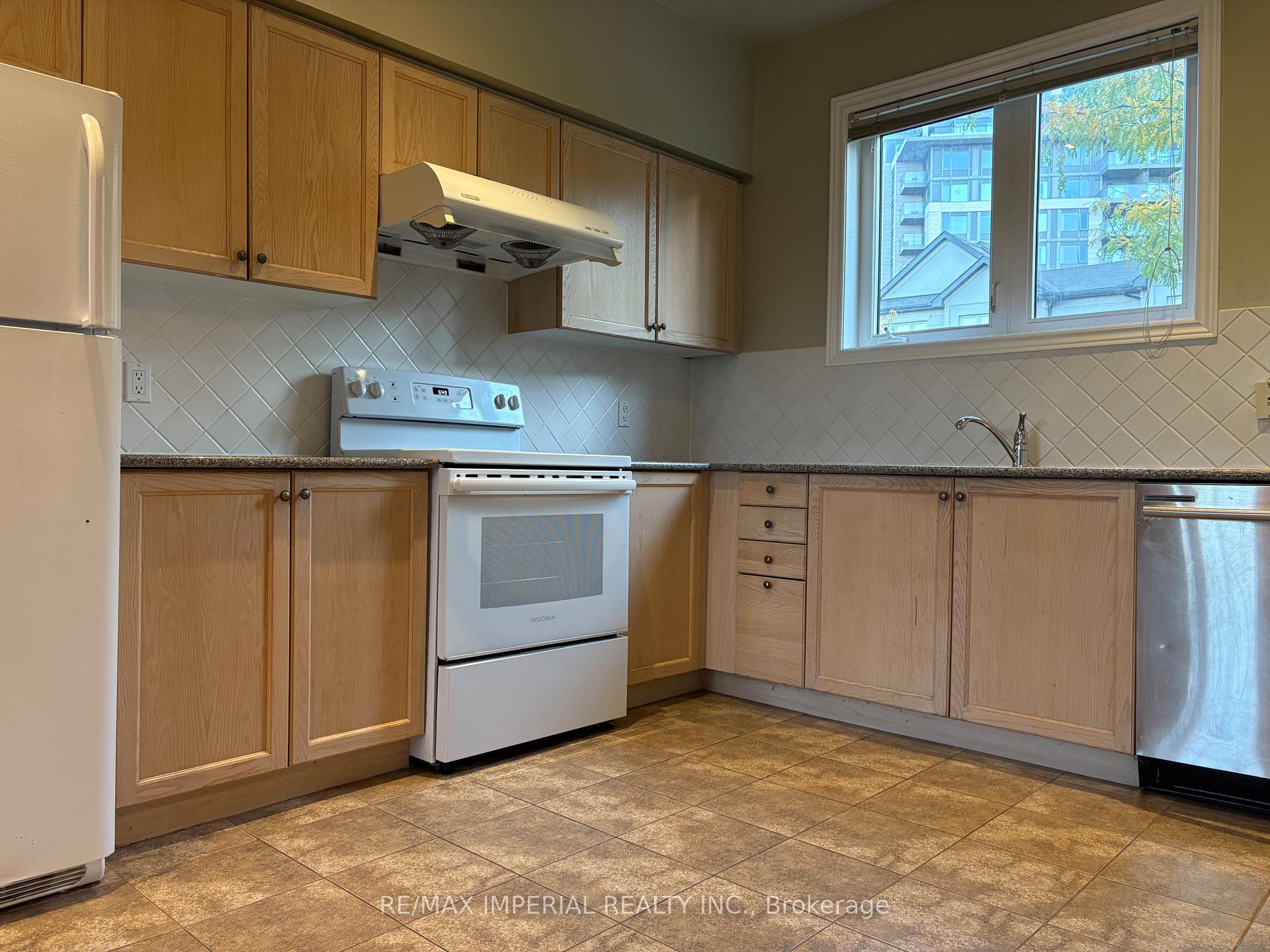 Photo 9 of 90 Leitchcroft Crescent, Markham, Commerce Valley — HOMEH
