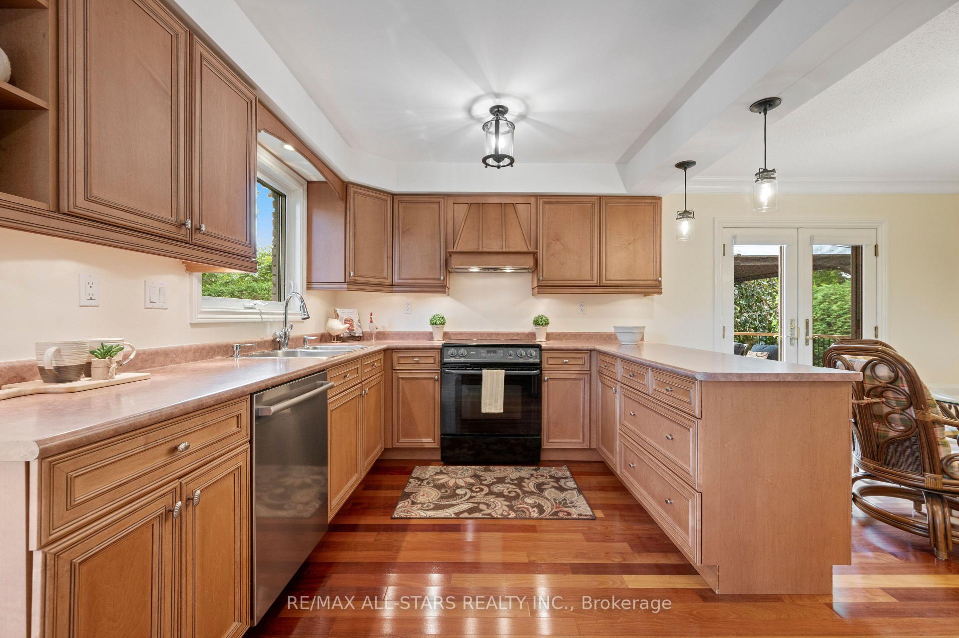 Photo 10 of 603 Village Parkway, Markham, Unionville — HOMEH