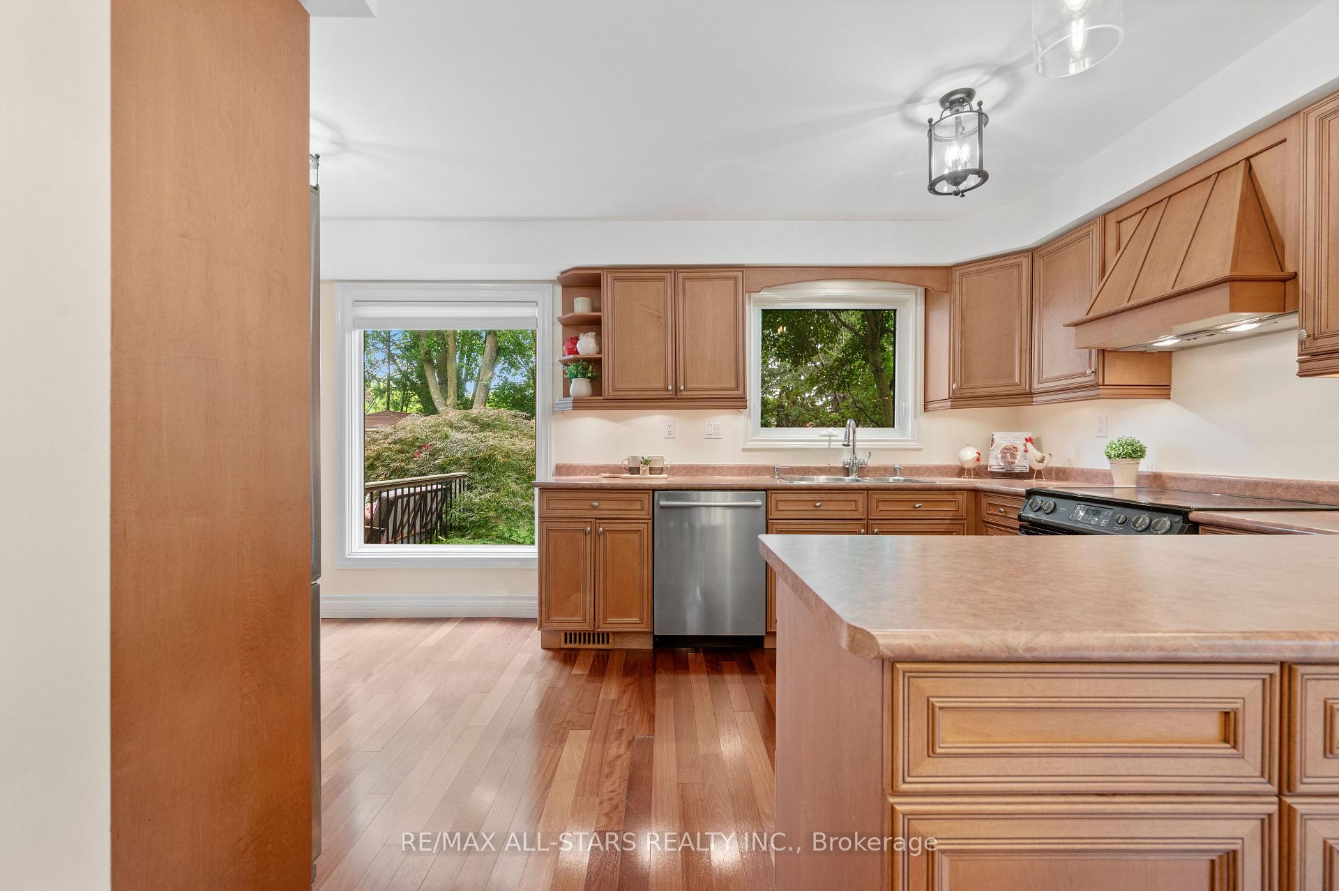 Photo 11 of 603 Village Parkway, Markham, Unionville — HOMEH