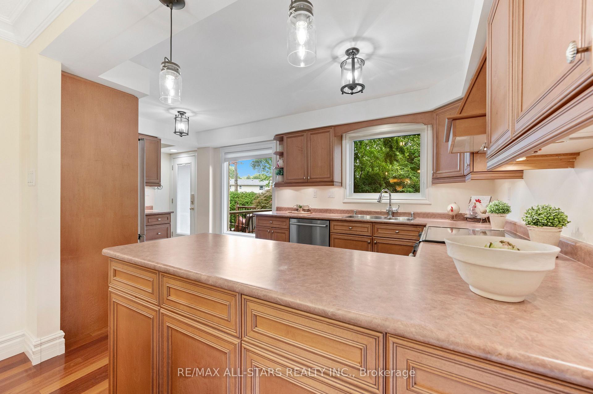 Photo 12 of 603 Village Parkway, Markham, Unionville — HOMEH