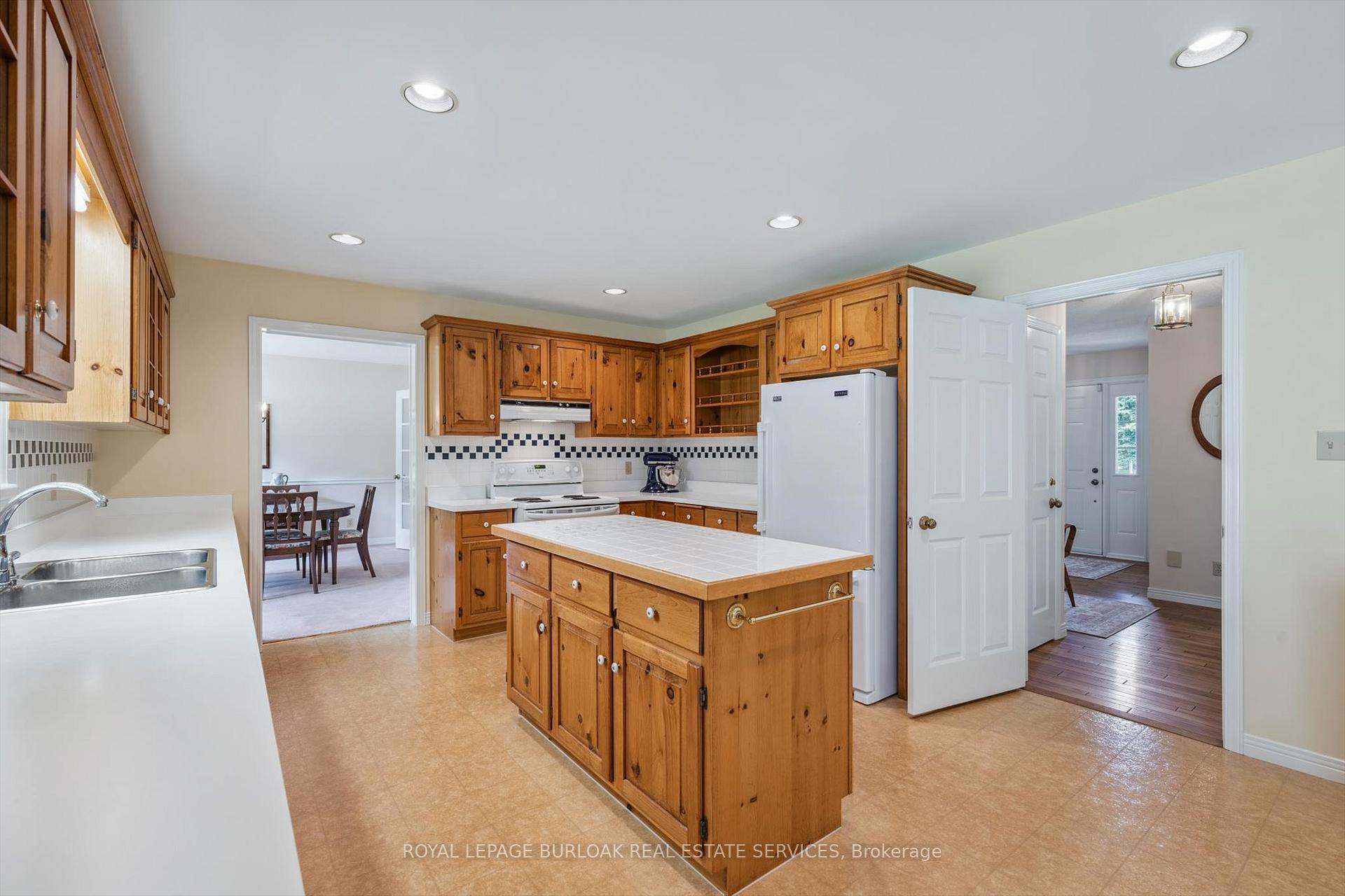 Photo 10 of 80 Mae Court, Milton, Campbellville — HOMEH
