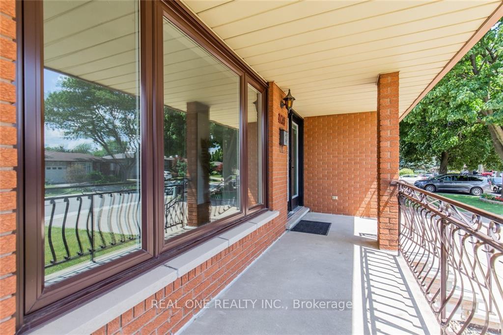 Photo 2 of 126 Gardiner Drive, Hamilton, Gilkson — HOMEH